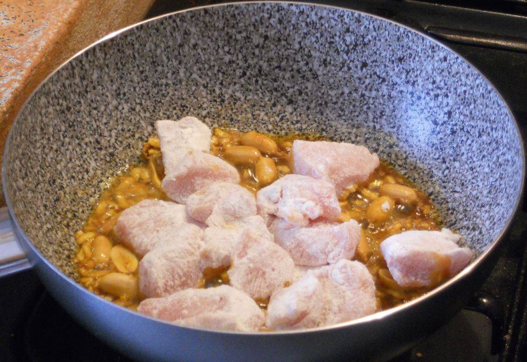 Bocconcini di Pollo alla Curcuma con Arachidi preparazione 4