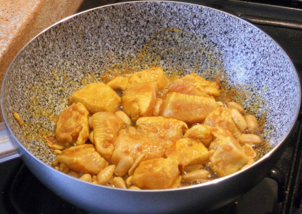 Bocconcini di Pollo alla Curcuma con Arachidi preparazione 5