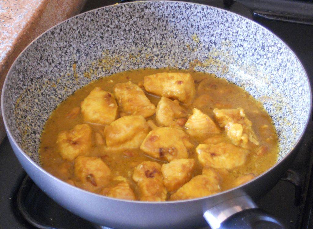 Bocconcini di Pollo alla Curcuma con Arachidi preparazione 7