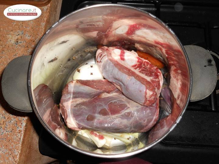 Brodo di carne aromatico preparazione 4