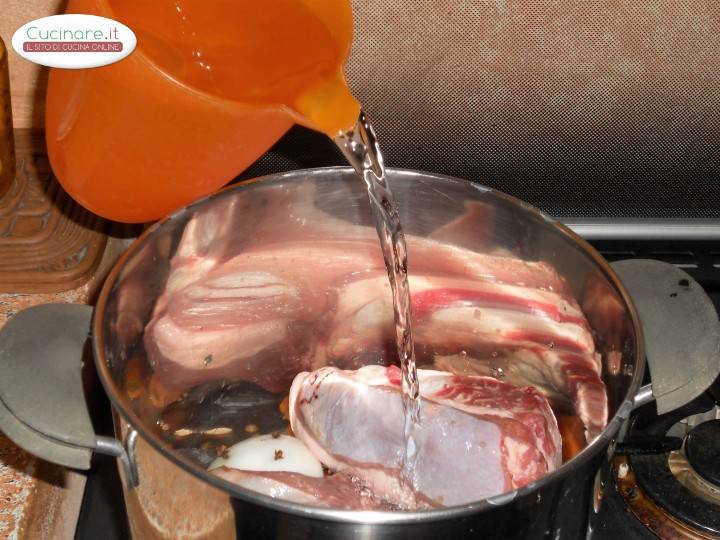 Brodo di carne aromatico preparazione 5