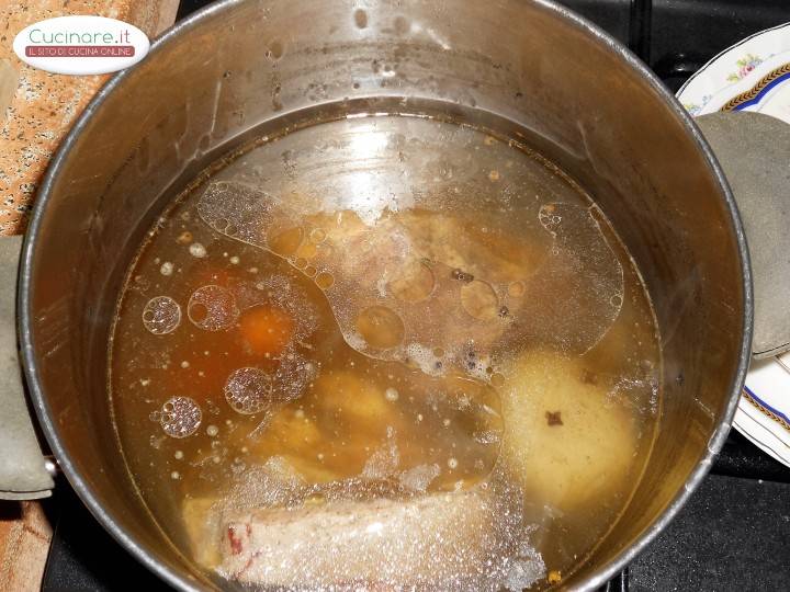 Brodo di carne aromatico preparazione 8