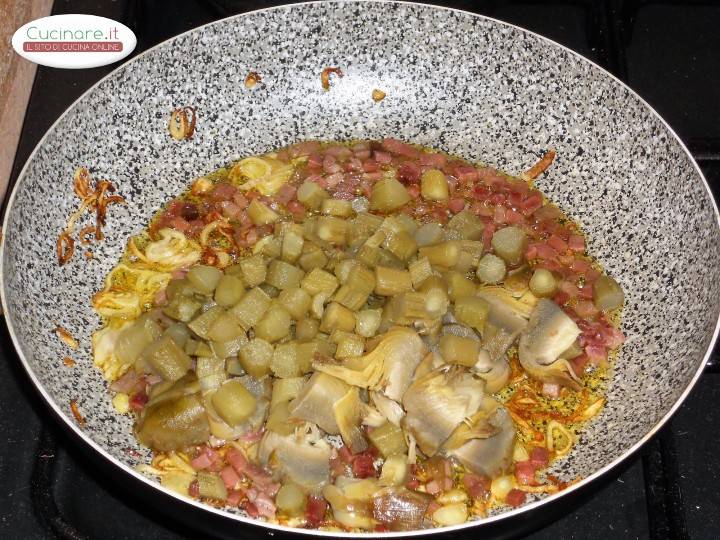 Conchiglie con Prosciutto Crudo e Carciofi preparazione 5