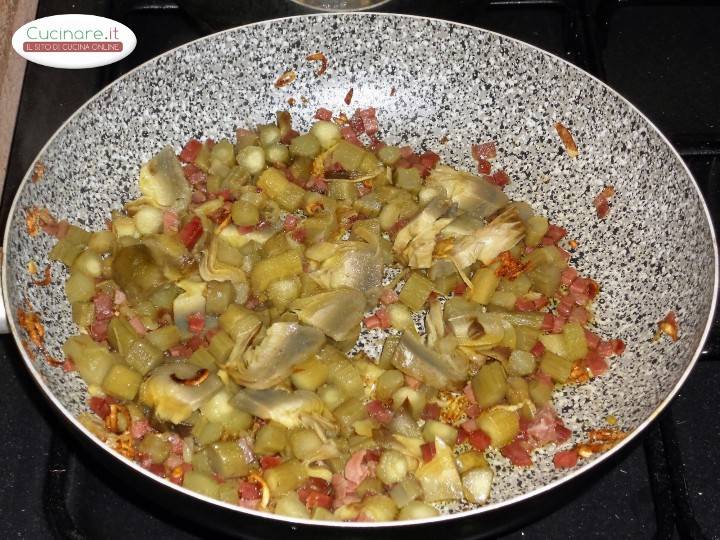 Conchiglie con Prosciutto Crudo e Carciofi preparazione 6