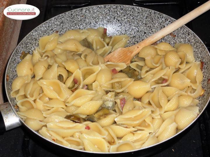 Conchiglie con Prosciutto Crudo e Carciofi preparazione 8