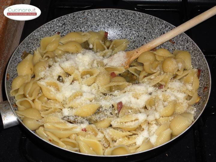 Conchiglie con Prosciutto Crudo e Carciofi preparazione 9