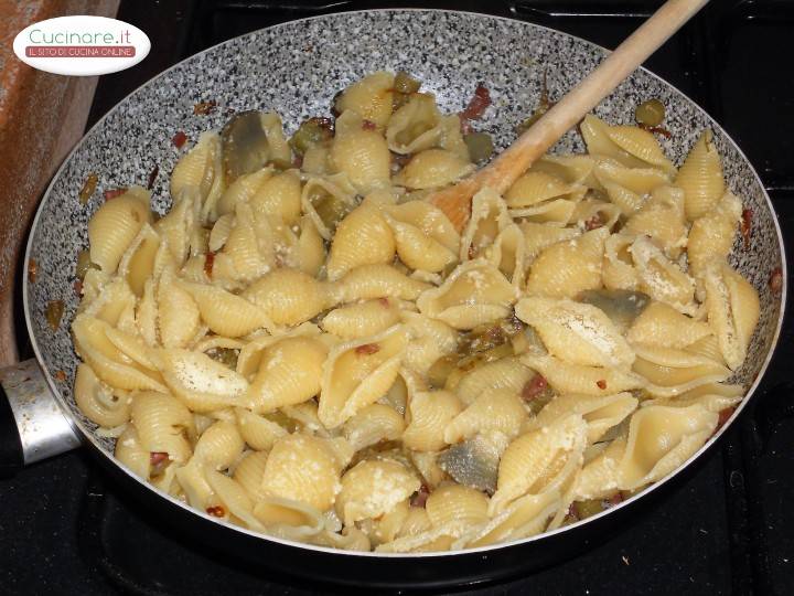 Conchiglie con Prosciutto Crudo e Carciofi preparazione 10