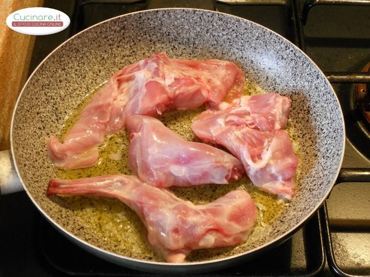 Coniglio arrosto con erbe aromatiche preparazione 1