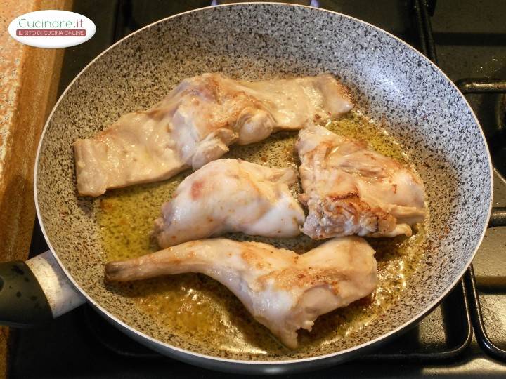 Coniglio arrosto con erbe aromatiche preparazione 2