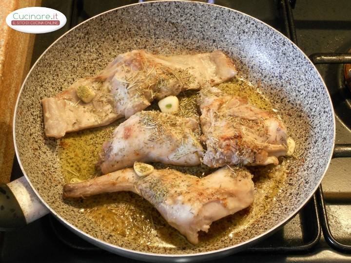 Coniglio arrosto con erbe aromatiche preparazione 3