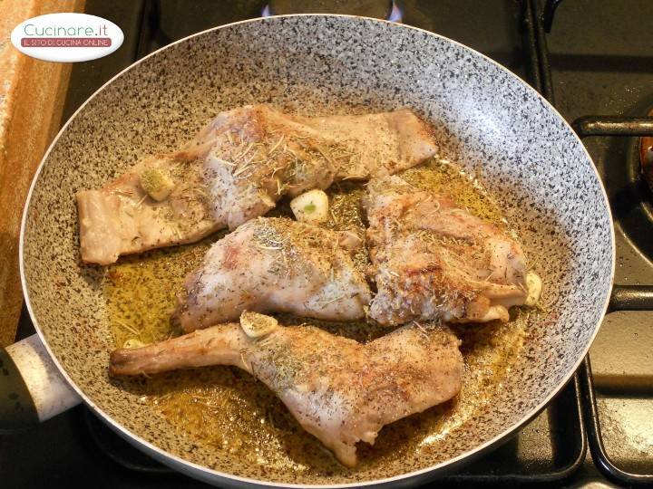 Coniglio arrosto con erbe aromatiche preparazione 4