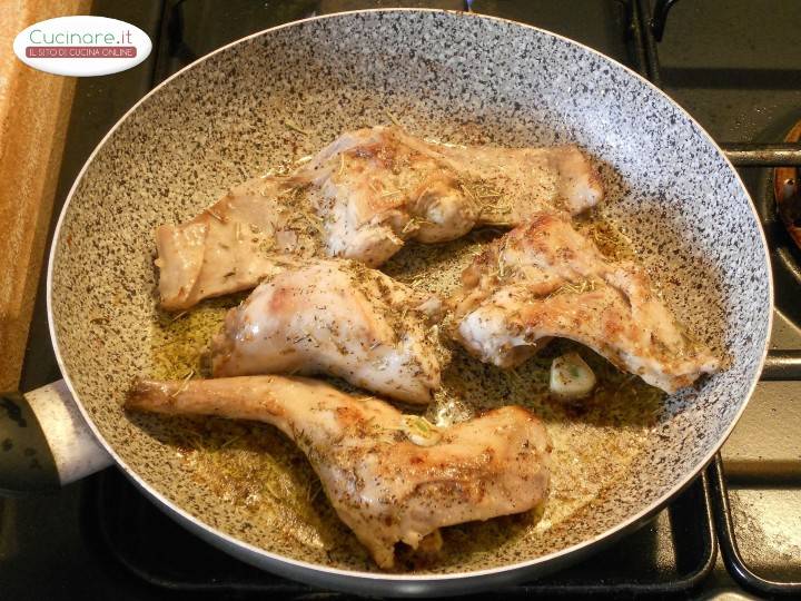 Coniglio arrosto con erbe aromatiche preparazione 5