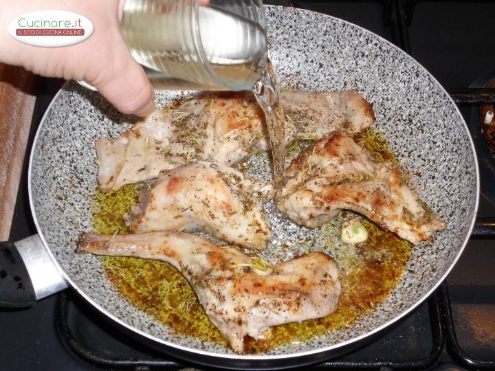 Coniglio arrosto con erbe aromatiche preparazione 6