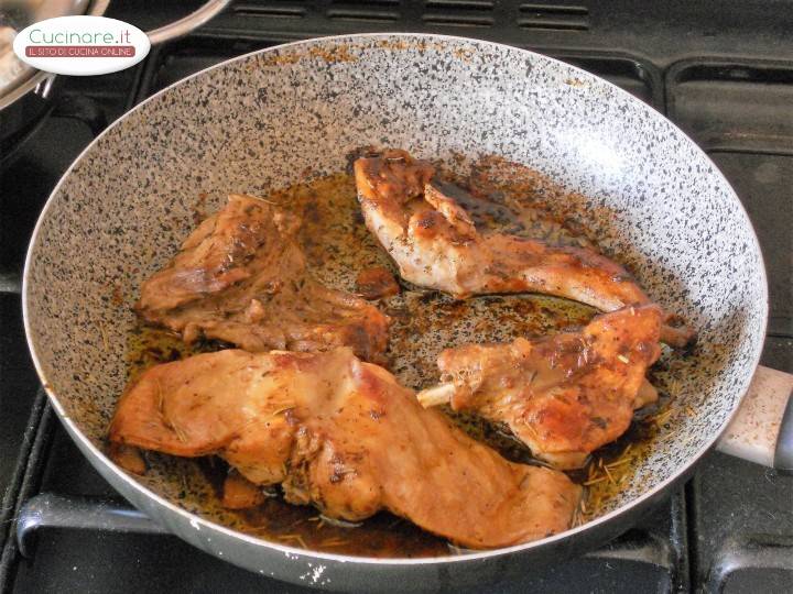 Coniglio arrosto con erbe aromatiche preparazione 8