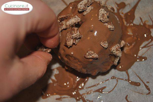 Dessert mele, cioccolata e fragole preparazione 15