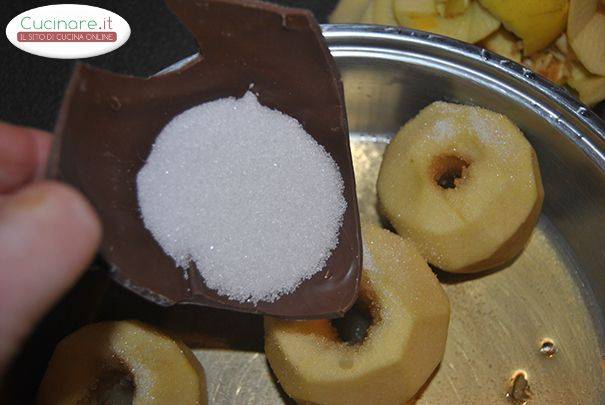 Dessert mele, cioccolata e fragole preparazione 2