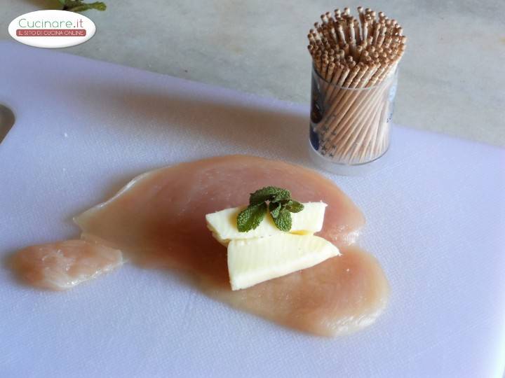 Fagottini di Pollo con Menta e Scamorza preparazione 1