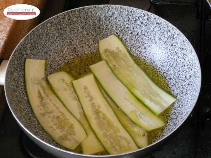 Filetti di persico con nastri di zucchine preparazione 1