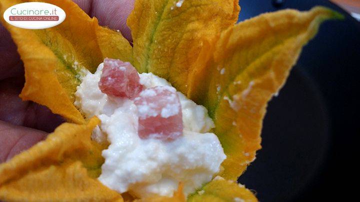 Fiori Di Zucca Ripieni Veloci preparazione 3