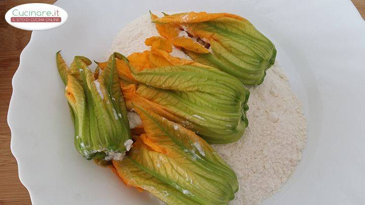 Fiori Di Zucca Ripieni Veloci preparazione 4