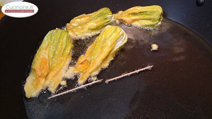 Fiori Di Zucca Ripieni Veloci preparazione 7