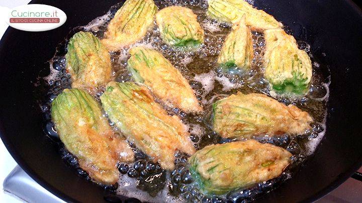 Fiori Di Zucca Ripieni Veloci preparazione 8