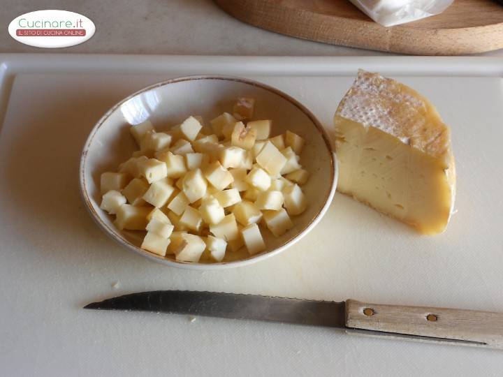 Fiori rustici di pasta sfoglia farciti preparazione 3