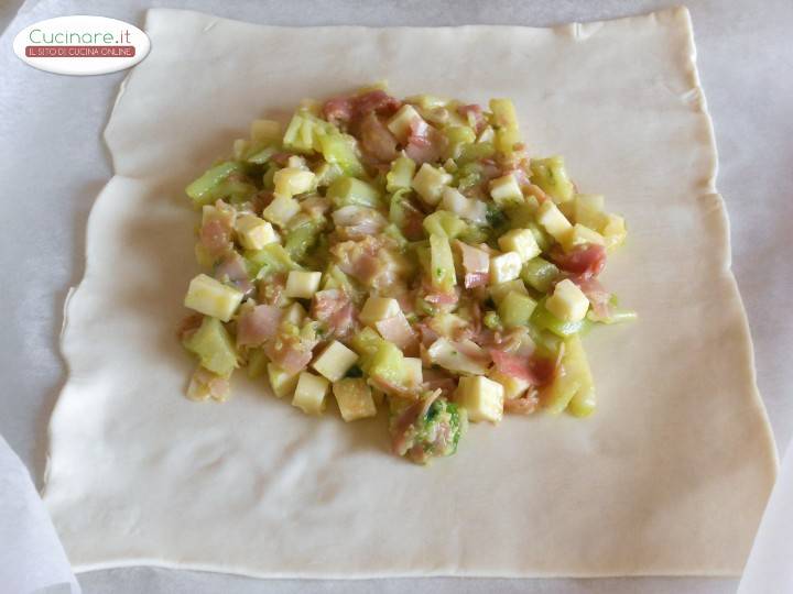 Fiori rustici di pasta sfoglia farciti preparazione 9