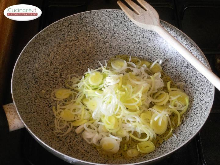 Frittata di Porri, Olive e Scamorza affumicata preparazione 0