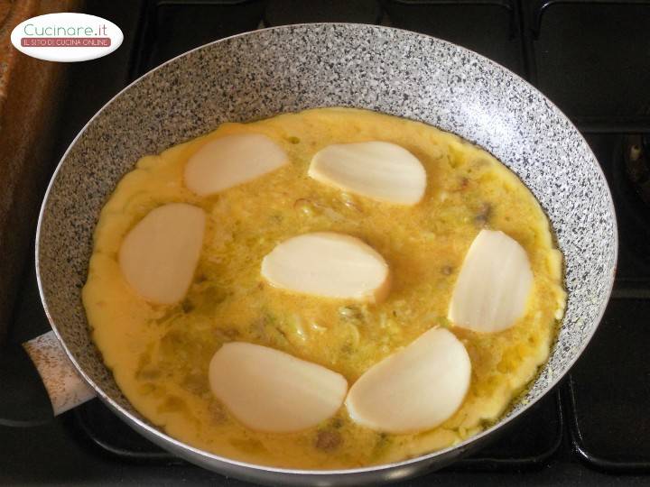 Frittata di Porri, Olive e Scamorza affumicata preparazione 12