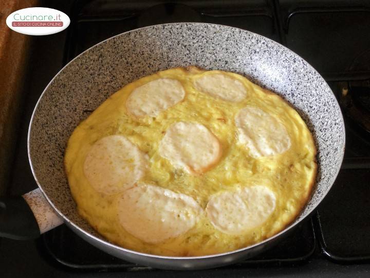 Frittata di Porri, Olive e Scamorza affumicata preparazione 14