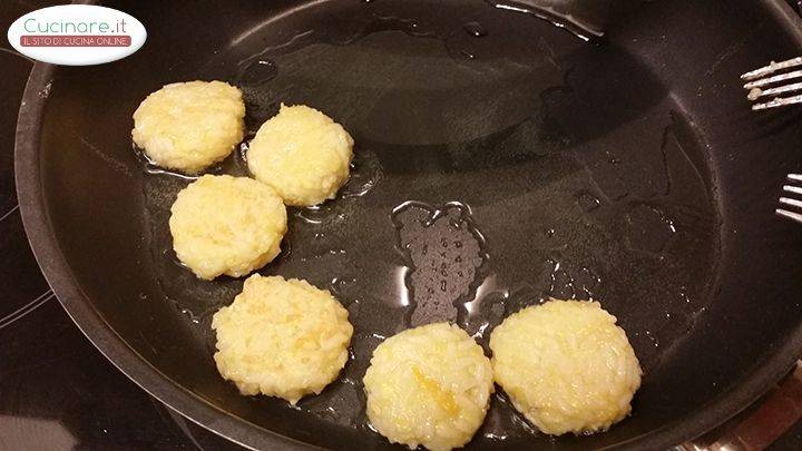 Frittelle di riso e mele: una ricetta dal sapore antico preparazione 3