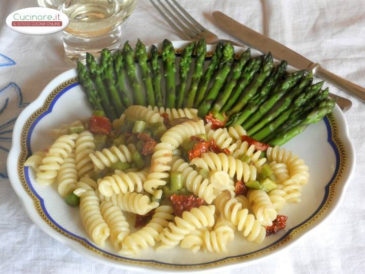 Fusilli Con Asparagi E Pomodori Secchi preparazione 10