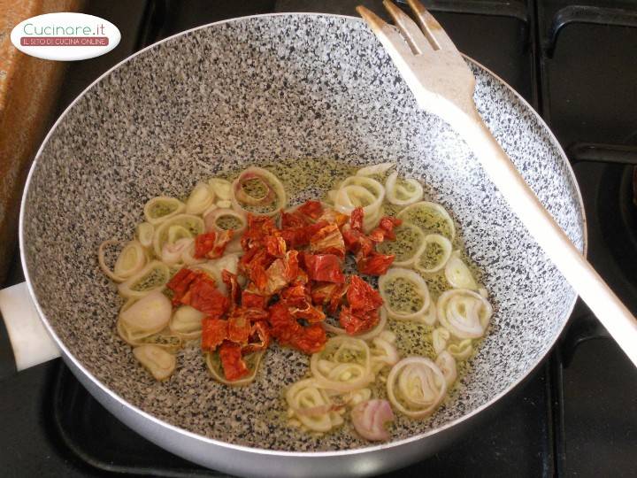 Fusilli Con Asparagi E Pomodori Secchi preparazione 3