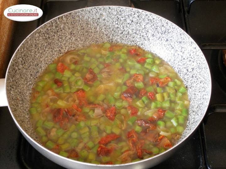 Fusilli Con Asparagi E Pomodori Secchi preparazione 7