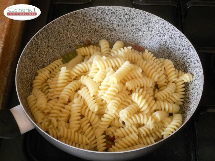 Fusilli Con Asparagi E Pomodori Secchi preparazione 8