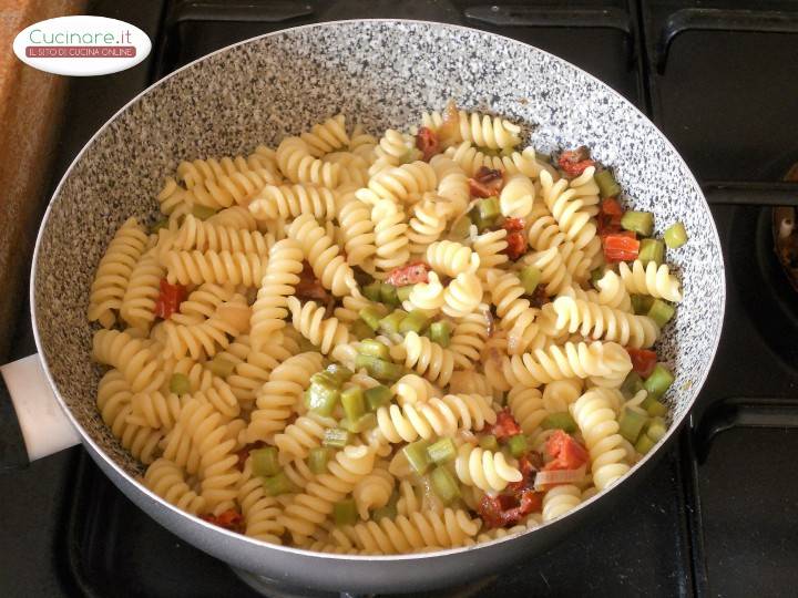 Fusilli Con Asparagi E Pomodori Secchi preparazione 9