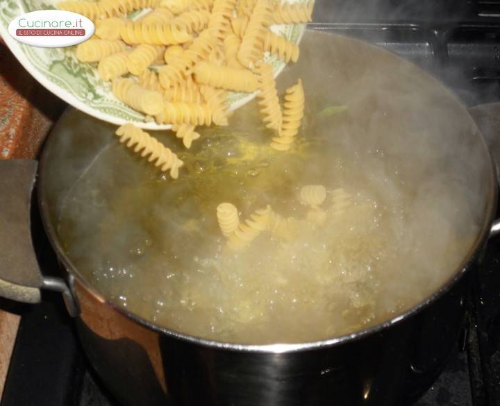 Fusilli con Cime di Rapa e Salsa di Acciughe preparazione 6