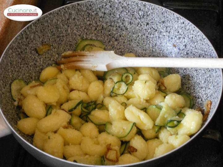 Gnocchi con zucchine fritte e mandorle preparazione 10