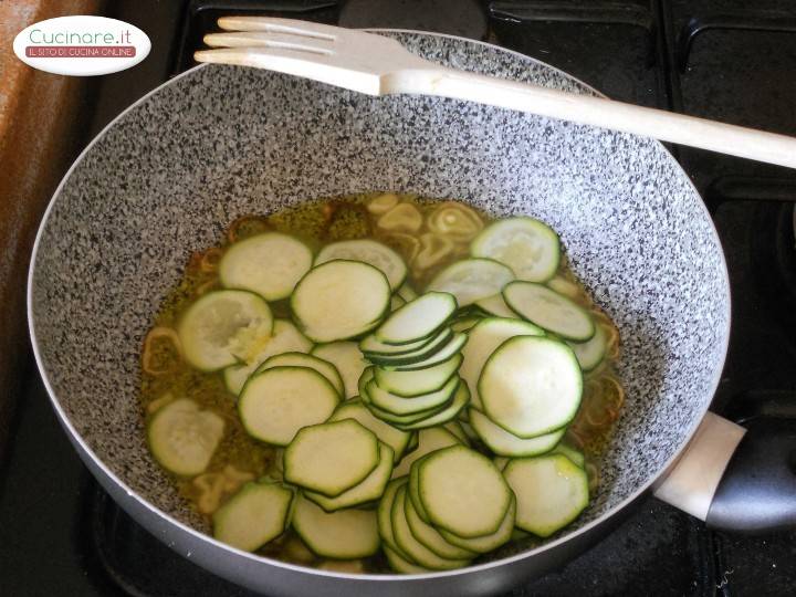 Gnocchi con zucchine fritte e mandorle preparazione 3