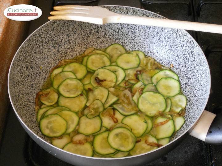 Gnocchi con zucchine fritte e mandorle preparazione 4