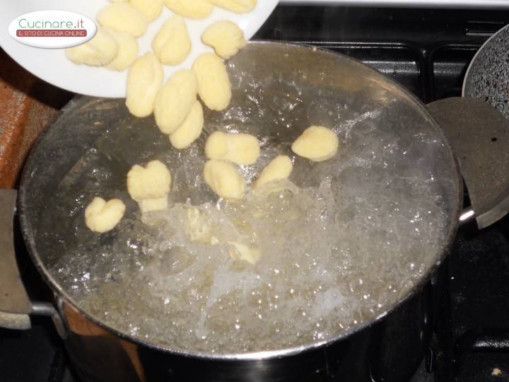 Gnocchi con zucchine fritte e mandorle preparazione 5