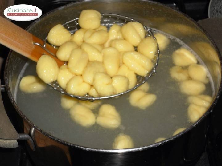 Gnocchi con zucchine fritte e mandorle preparazione 6