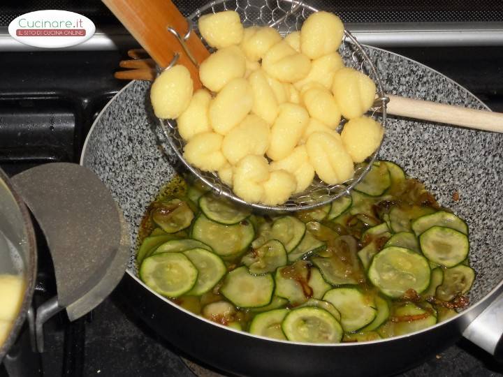 Gnocchi con zucchine fritte e mandorle preparazione 7