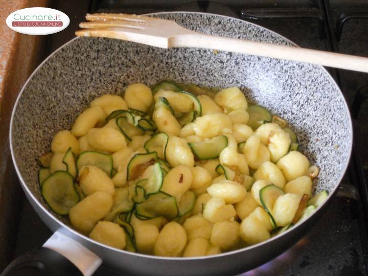 Gnocchi con zucchine fritte e mandorle preparazione 8