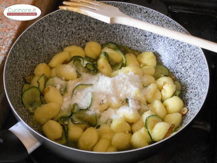 Gnocchi con zucchine fritte e mandorle preparazione 9