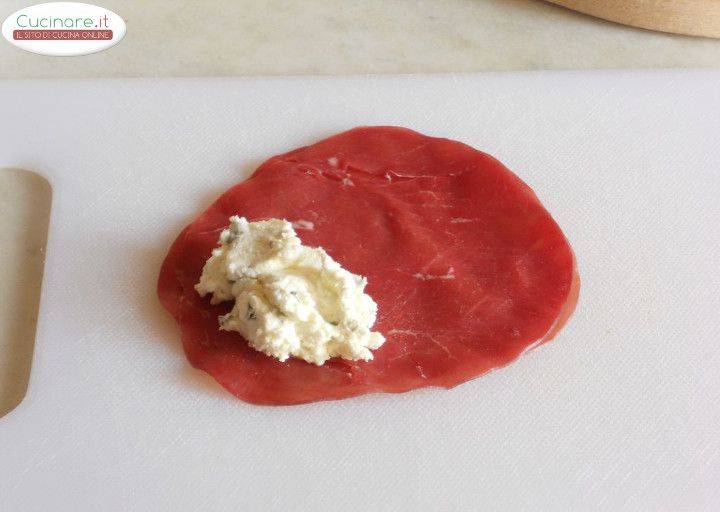 Involtini di Bresaola con Caprino e Salvia ananas preparazione 4