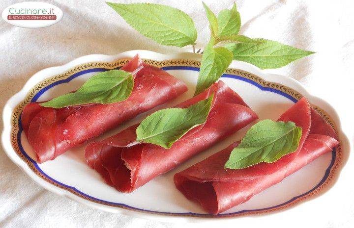 Involtini di Bresaola con Caprino e Salvia ananas preparazione 6