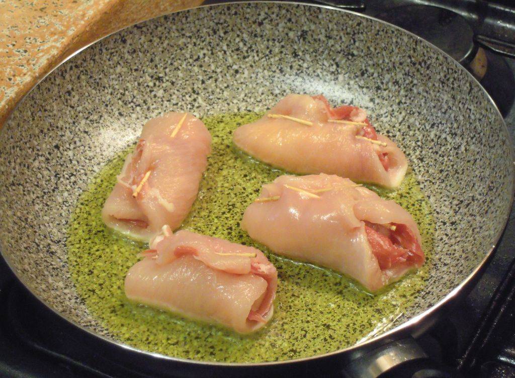 Involtini di Pollo con Pancetta coppata e Pecorino sfumati al Vino bianco preparazione 5