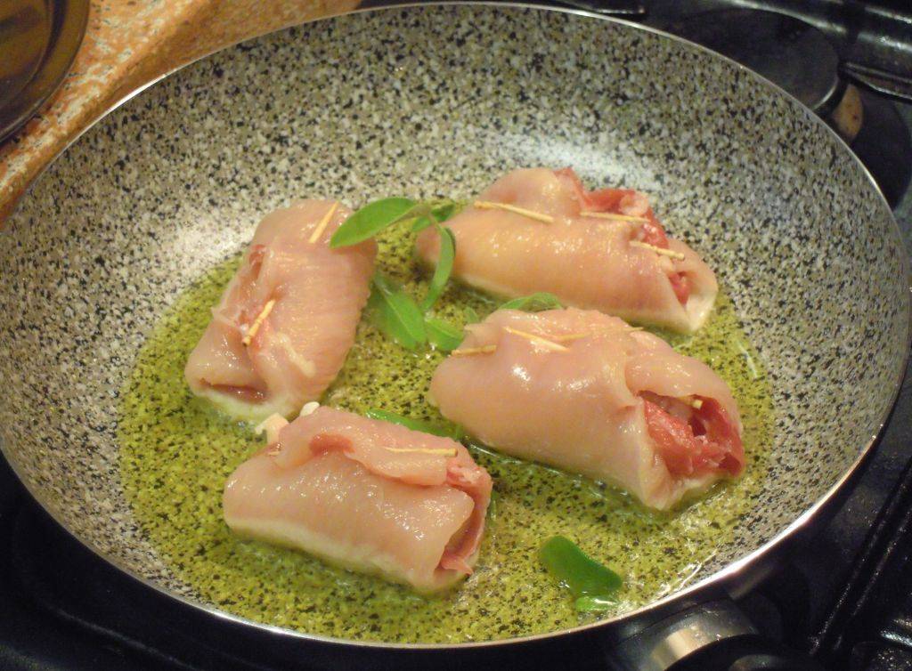 Involtini di Pollo con Pancetta coppata e Pecorino sfumati al Vino bianco preparazione 6